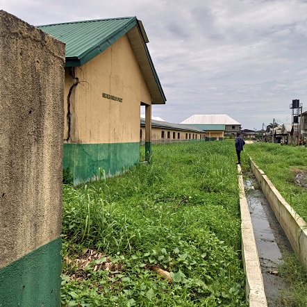 Side view of Aileru Primary School, Warri, Delta State, Nigeria before fencing with funding from Partnerschaft-Afrika